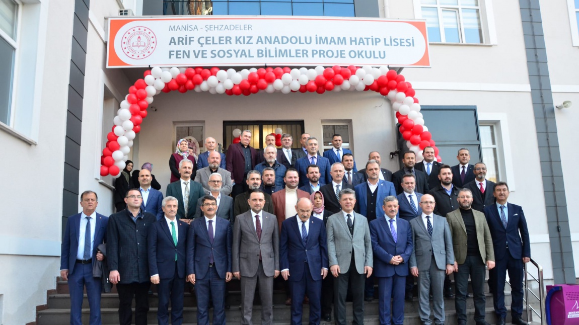 Manisa Arif Çeler Kız Anadolu İmam Hatip Lisesi düzenlenen törenle açıldı.