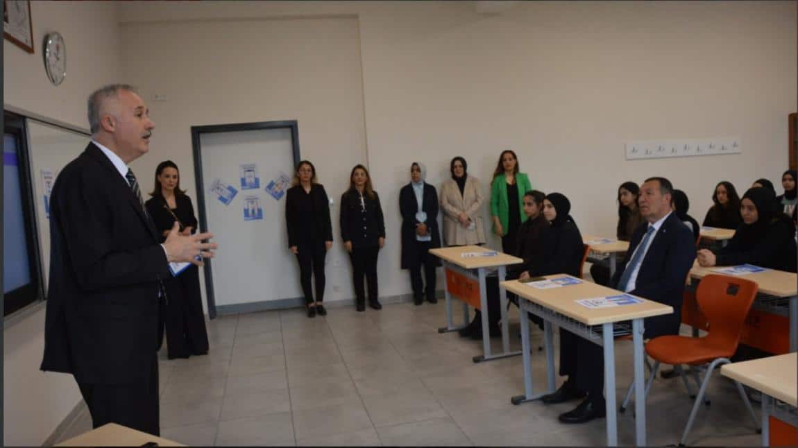 Arif Çeler Kız Anadolu İmam Hatip Lisesinde Diyalekt Dijital İngilizce Platformu tanıtıldı.